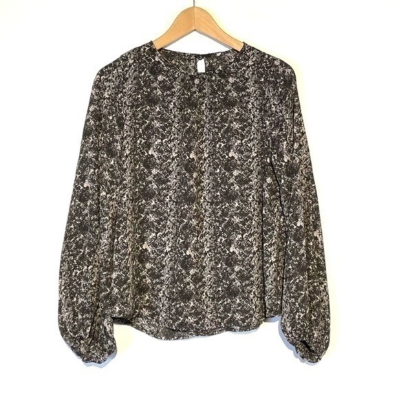 Evereve Allison Joy NWOT Harper Volume Sleeve blouse Peasant Sleeve snakeskin - Picture 4 of 8